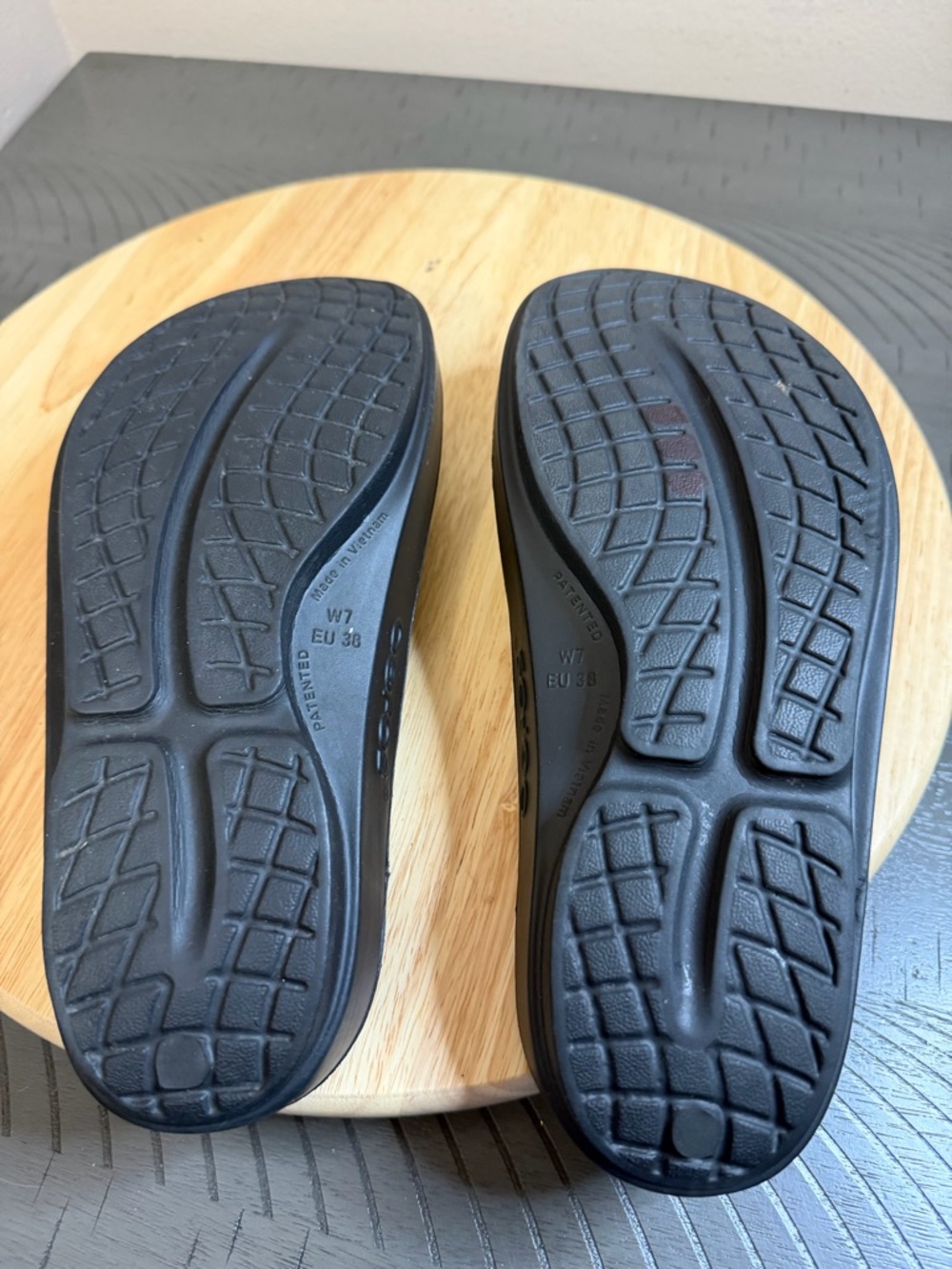 OOFOS Women’s OOlala Luxe Thong Sandals - Picture 10 of 12